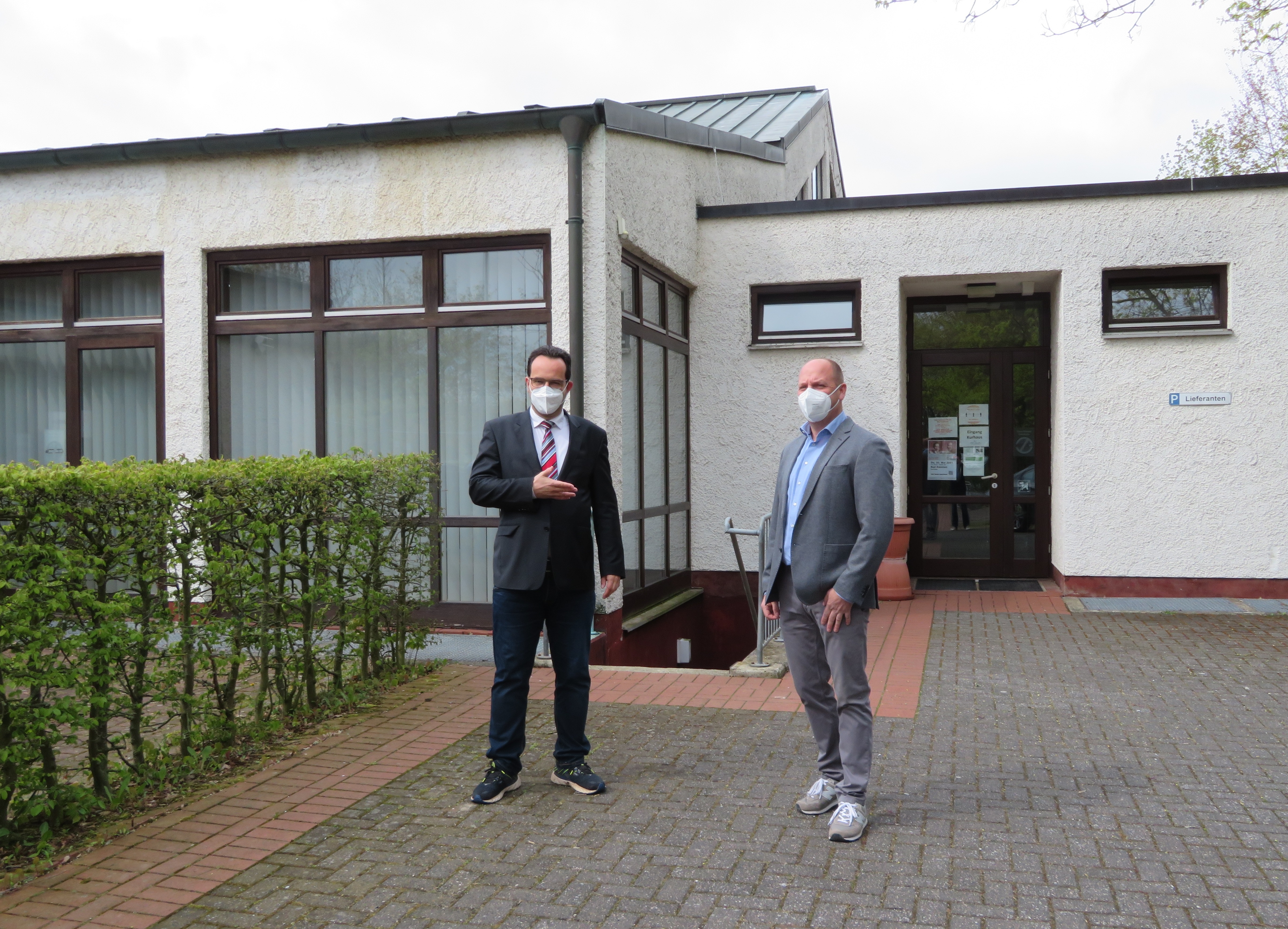 Vor dem Eingang des Testzentrums stehen Bürgermeister Michael Köhler und André Brübach. Vor dem Eingang des Testzentrums stehen Bürgermeister Michael Köhler und André Brübach.