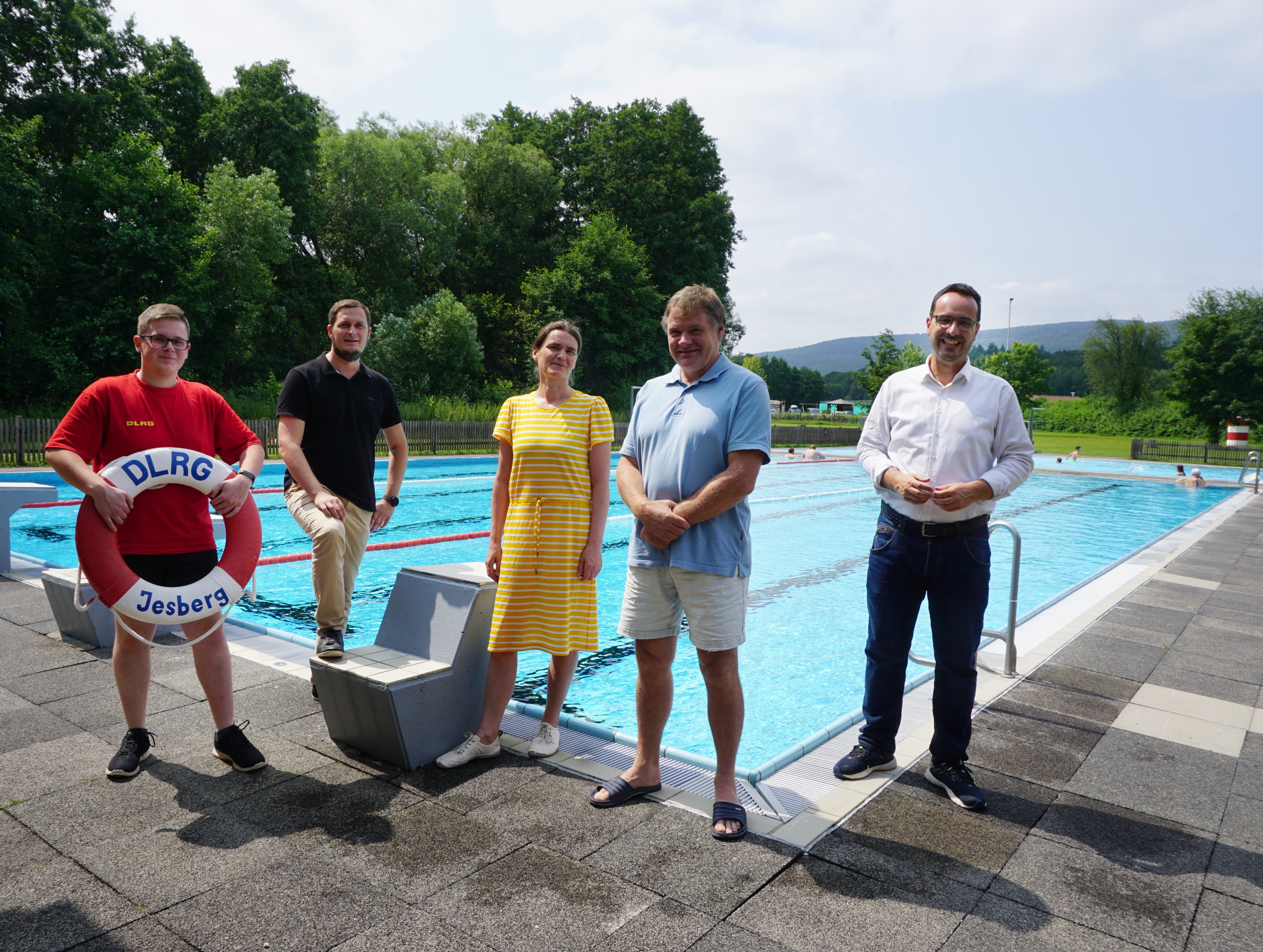 v. l. DLRG-Mitglied Pascal Stahl, Bürgermeister Heiko Manz, Badeaufsichten Tania Sachse und Joachim Fehr, sowie Bürgermeister Michael Köhler freuen sich über die gute Zusammenarbeit. v. l. DLRG-Mitglied Pascal Stahl, Bürgermeister Heiko Manz, Badeaufsichten Tania Sachse und Joachim Fehr, sowie Bürgermeister Michael Köhler freuen sich über die gute Zusammenarbeit.
