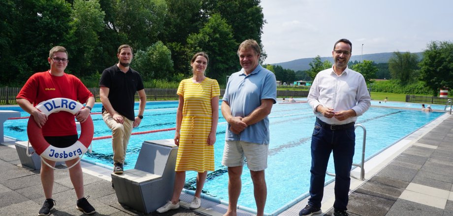 v. l. DLRG-Mitglied Pascal Stahl, Bürgermeister Heiko Manz, Badeaufsichten Tania Sachse und Joachim Fehr, sowie Bürgermeister Michael Köhler freuen sich über die gute Zusammenarbeit.