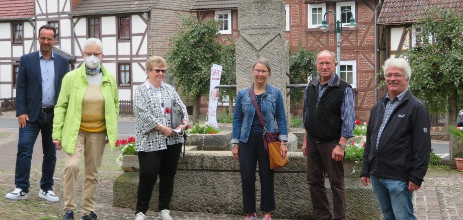 Von links nach rechts: Bürgermeister Michael Köhler mit den Mitgliedern des Ortsgerichts: Frau Friedrich, Frau Parnitzke, Frau Thiel-George, Herr Scheuer und Herr Kraushaar