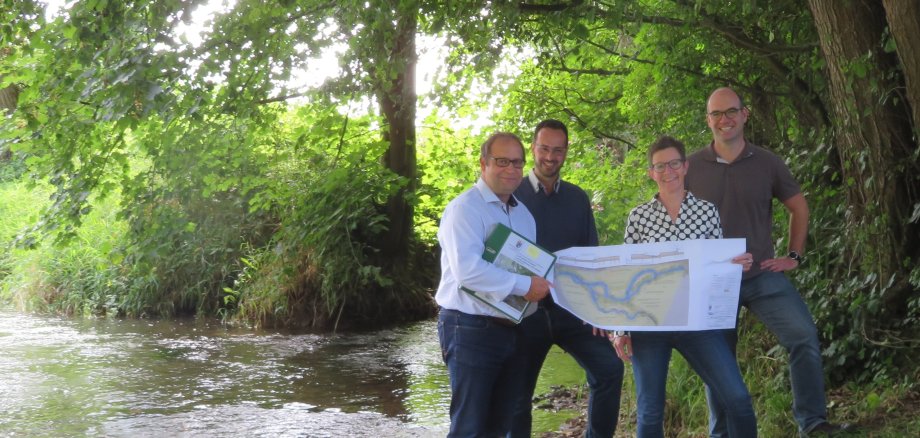 Über den Start der Renaturierungsmaßnahmen freuen sich v.l. Geschäftsführer des Planungsbüro WAGU aus Kassel Herr Sobirey, Bürgermeister Michael Köhler, Sachbearbeiterin bei der Gemeinde Frau Mardorf und Ortsvorsteher aus Niederurff Christian Gellert. Das Bild wurde an der Mündung Urff in die Schwalm gemacht.