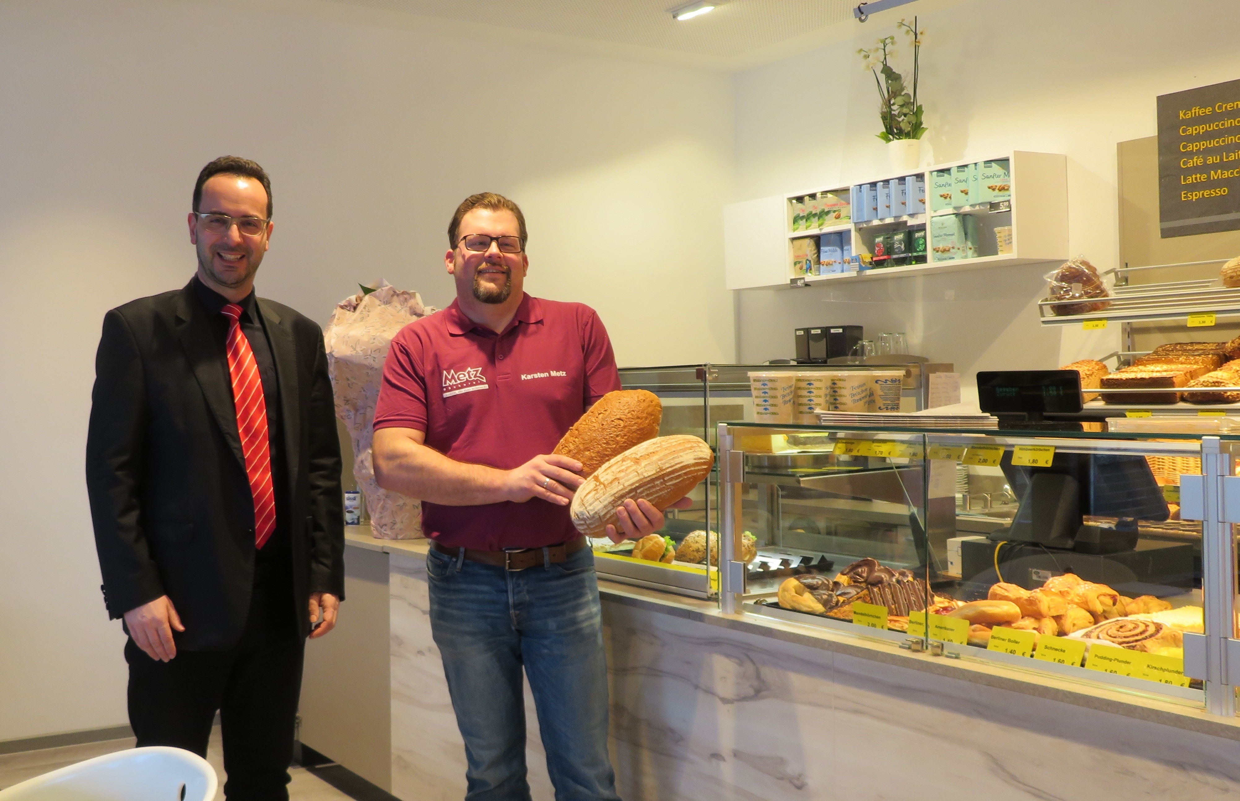 Bürgermeister Michael Köhler gratuliert Bäckermeister Karsten Metz zur Eröffnung der Filiale in Bad Zwesten. Bürgermeister Michael Köhler gratuliert Bäckermeister Karsten Metz zur Eröffnung der Filiale in Bad Zwesten.