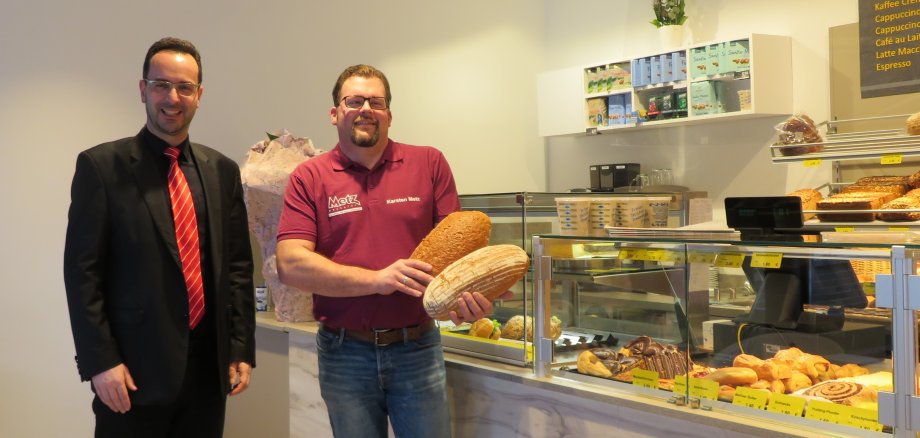 Bürgermeister Michael Köhler gratuliert Bäckermeister Karsten Metz zur Eröffnung der Filiale in Bad Zwesten.