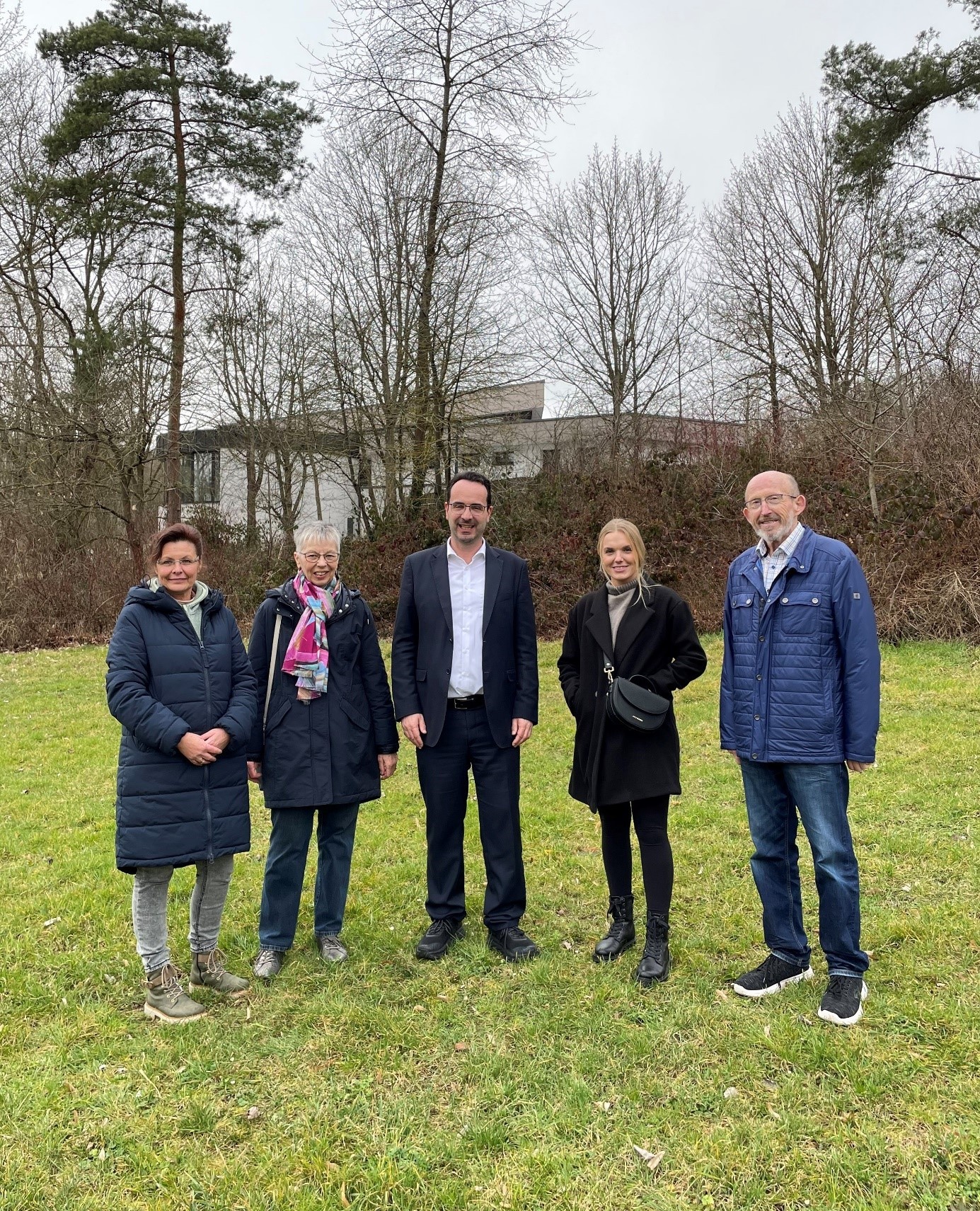 Über das Projekt freuen sich v.l. Andrea Kruse (stellv. Seniorenbeiratsvorsitzende), Jutta Zastrow (Mitglied im Kreisseniorenbeirat), Bürgermeister Michael Köhler, Seniorenbeauftragte der Gemeinde Selina Schäfer und Helmut Schmidt (Schriftführer Seniorenbeirat) Über das Projekt freuen sich v.l. Andrea Kruse (stellv. Seniorenbeiratsvorsitzende), Jutta Zastrow (Mitglied im Kreisseniorenbeirat), Bürgermeister Michael Köhler, Seniorenbeauftragte der Gemeinde Selina Schäfer und Helmut Schmidt (Schriftführer Seniorenbeirat)