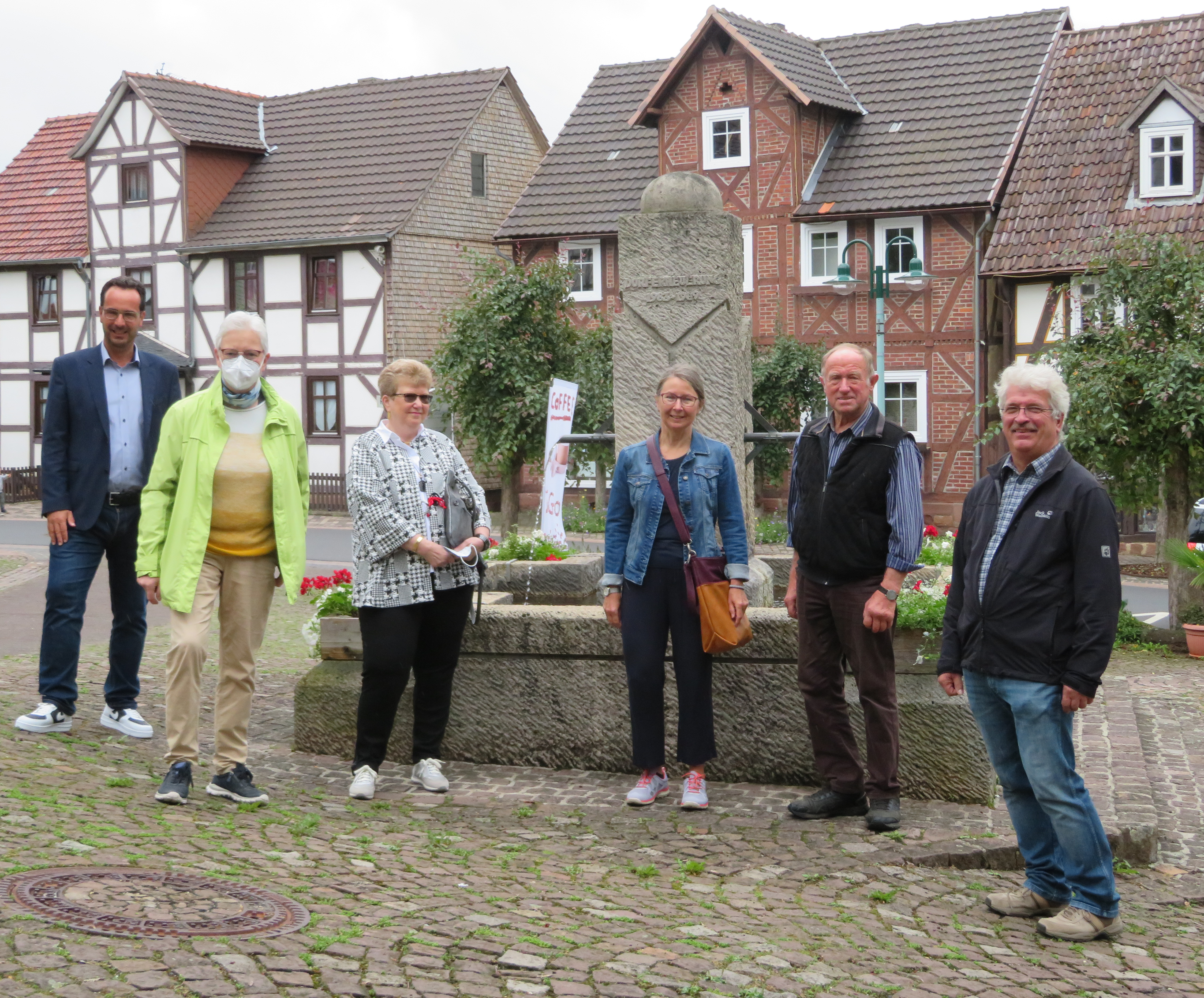 Von links nach rechts: Bürgermeister Michael Köhler mit den Mitgliedern des Ortsgerichts: Frau Friedrich, Frau Parnitzke, Frau Thiel-George, Herr Scheuer und Herr Kraushaar Von links nach rechts: Bürgermeister Michael Köhler mit den Mitgliedern des Ortsgerichts: Frau Friedrich, Frau Parnitzke, Frau Thiel-George, Herr Scheuer und Herr Kraushaar