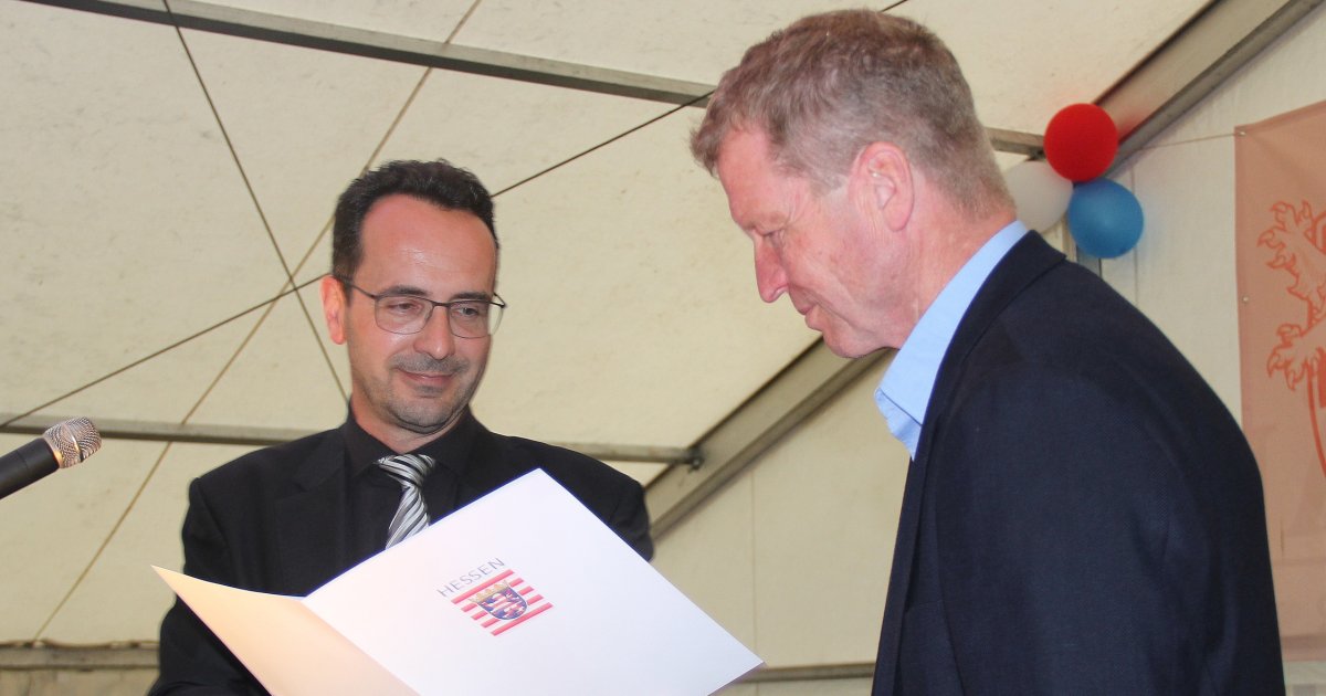Klaus Gärtner mit dem Ehrenbrief des Landes Hessen