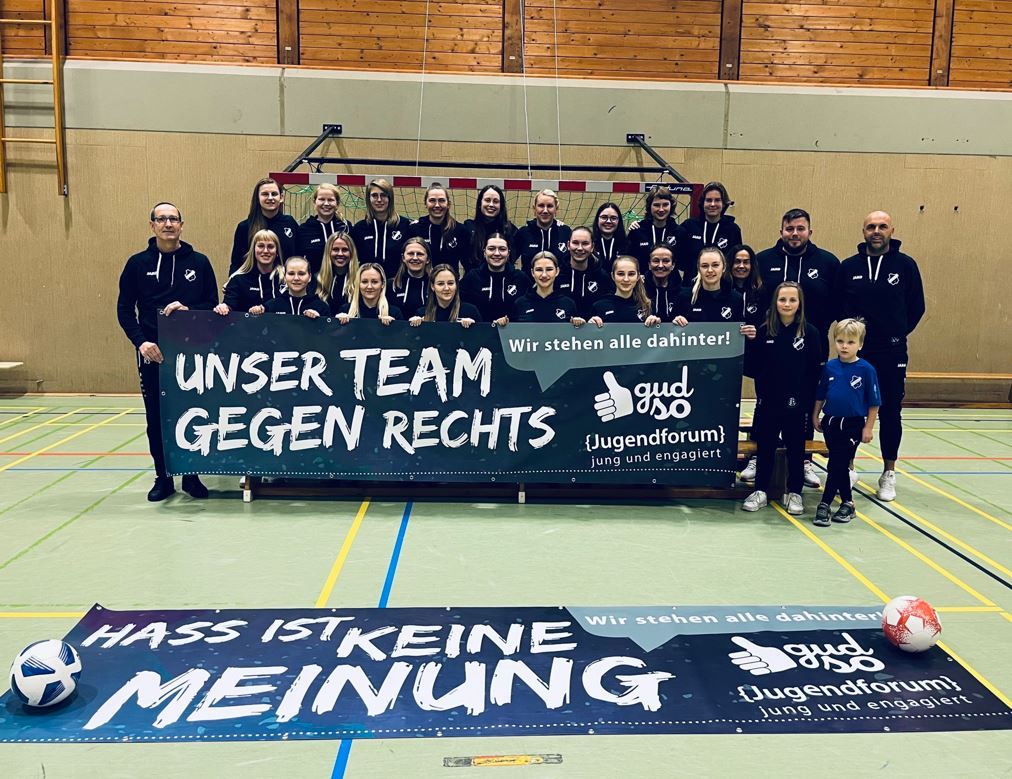 "Unser Team gegen Rechts!" - die Fußballerinnen der TUS Viktoria Großenenglis haben den Startschuss für die Aktion "Wir stehen alle dahinter" des Jugendforums "Gud so" gegeben. "Unser Team gegen Rechts!" - die Fußballerinnen der TUS Viktoria Großenenglis haben den Startschuss für die Aktion "Wir stehen alle dahinter" des Jugendforums "Gud so" gegeben.