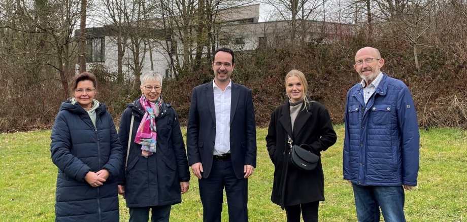 Über das Projekt freuen sich v.l. Andrea Kruse (stellv. Seniorenbeiratsvorsitzende), Jutta Zastrow (Mitglied im Kreisseniorenbeirat), Bürgermeister Michael Köhler, Seniorenbeauftragte der Gemeinde Selina Schäfer und Helmut Schmidt (Schriftführer Seniorenbeirat)