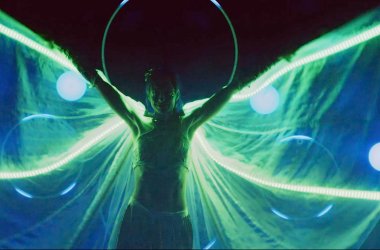 Wings-green-halbnah